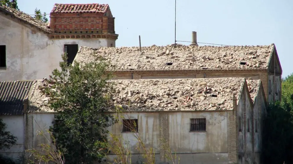 El Molino de La Puebla de Alfindén, expoliado de sus tejas.