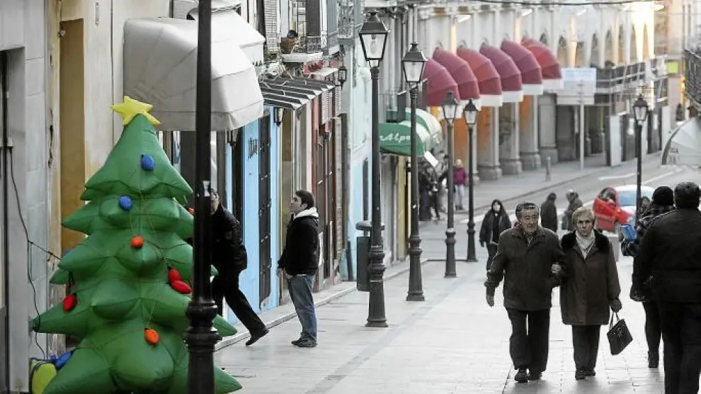 Adornos navideños en la calle de Villahermosa de Huesca.