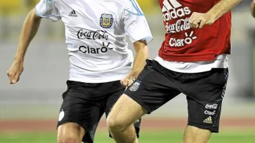 Bolatti, con peto rojo, y Heinze, con la selección argentina.
