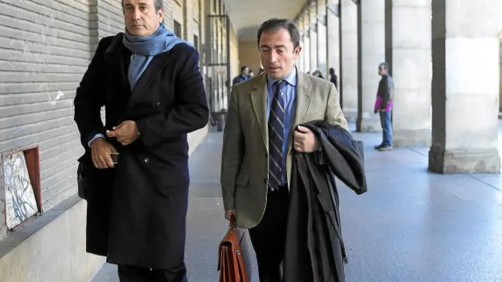 Francisco Franco Martínez-Bordiú, junto a su abogado Roberto Gállego, ayer al salir de los juzgados.