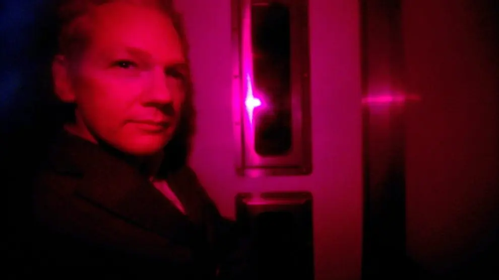 Assange, en el furgón que le trasladó a los juzgados de Westminster.