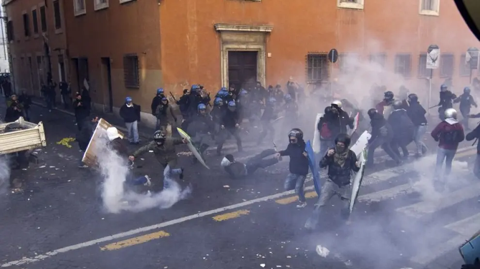 Momento de uno de los enfrentamientos entre  la Policía y los manifestantes en Roma.