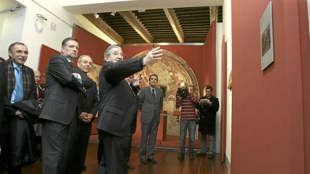 El director del museo, Enrique Calvera, enseña el espacio reservado para el frontal de Tresserra.