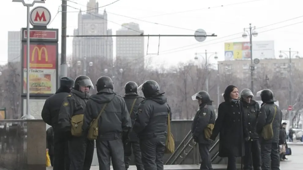 Pilicías rusos vigilan las calles de Moscú