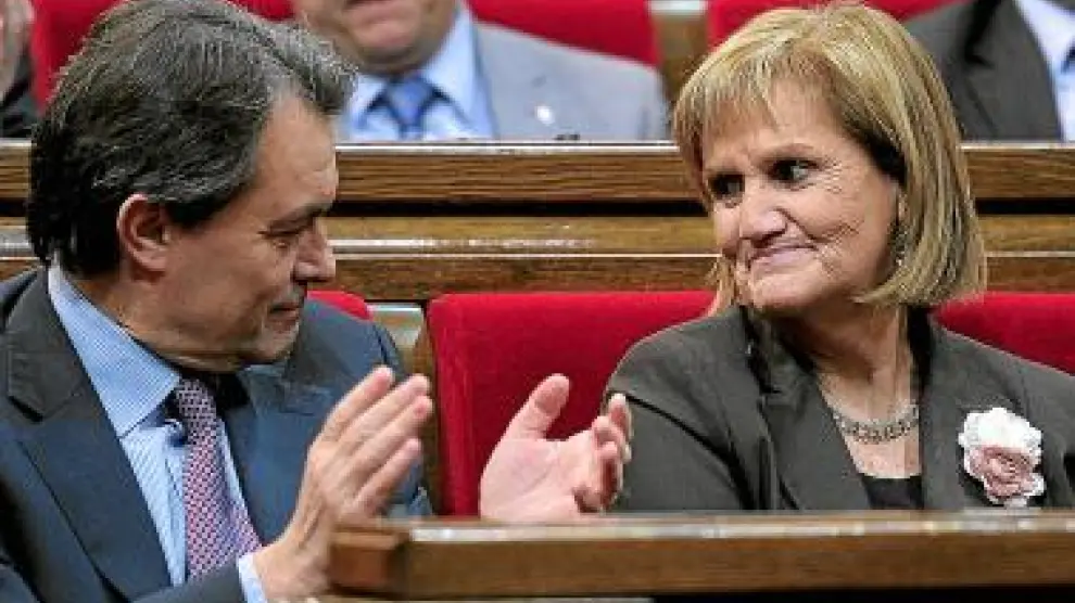 Artur Mas aplaude a Nuria de Gispert, en el 'Parlament'.