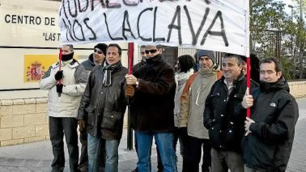 Un grupo de funcionarios, en las puertas del CIS de Torrero.