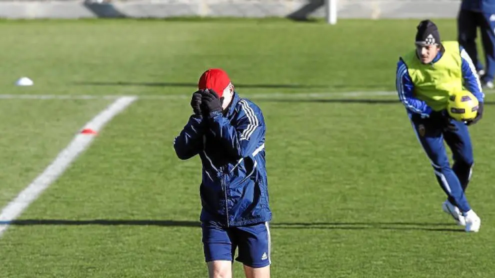 Javier Aguirre se tapa la cara durante el entrenamiento del equipo en la Ciudad Deportiva.