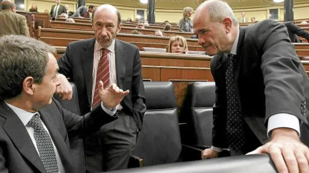 Rodríguez Zapatero conversa con Pérez Rubalbaca y Chaves, ayer en el Congreso.