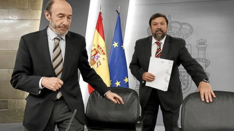 Alfredo Pérez Rubalcaba y Francisco Caamaño, en la rueda de prensa tras el Consejo de Ministros.