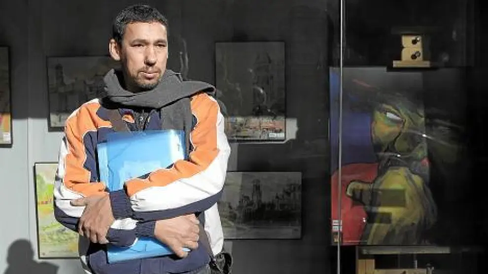 Abdelaziz en el escaparate de una academia de pintura, oficio que le encanta.