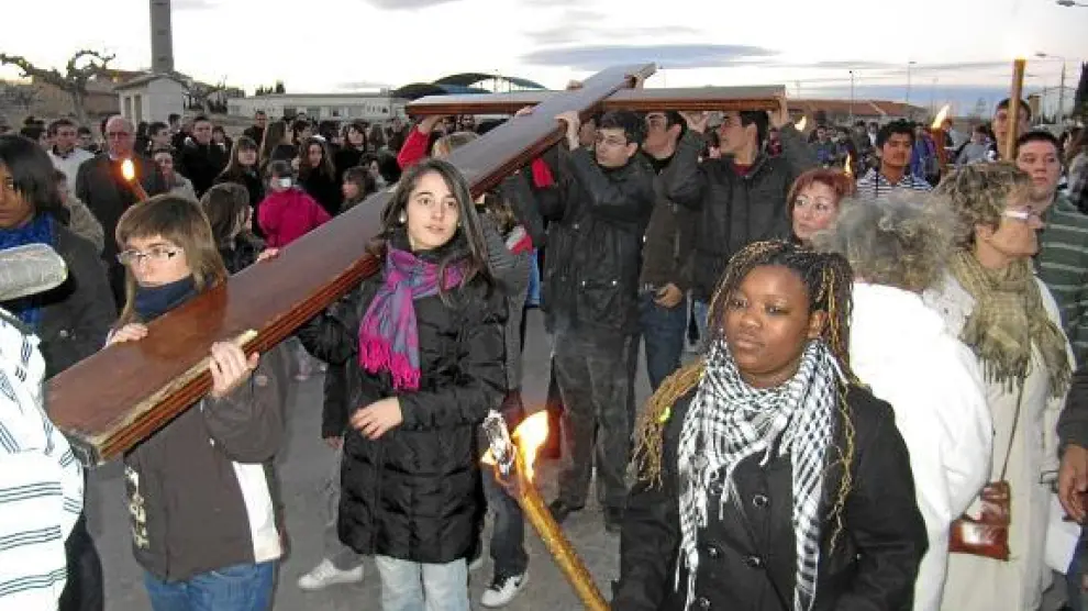 Jóvenes portando ayer la Cruz Peregrina que llegó a la diócesis de Zaragoza el día 16.