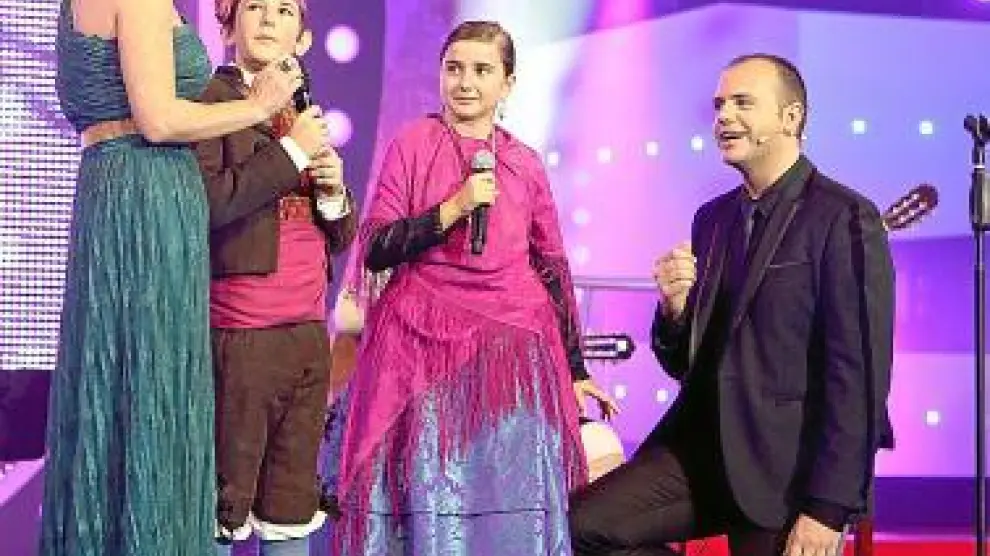 Susana Luquin y David Marqueta, con dos pequeños cantadores.
