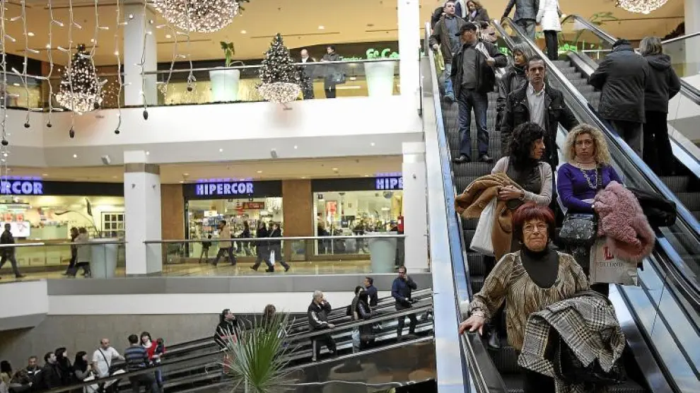 Muchas personas recorrieron ayer los centros comerciales de la capital aragonesa, pero pocos compraron regalos navideños.