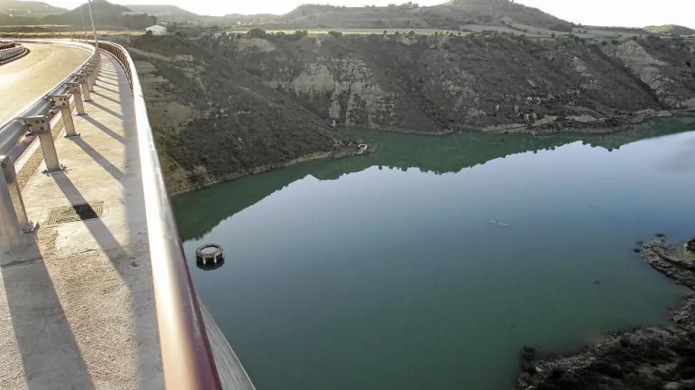 Vista del embalse de Montearagón desde la presa, donde se efectúan obras para impermeabilizar la ladera.