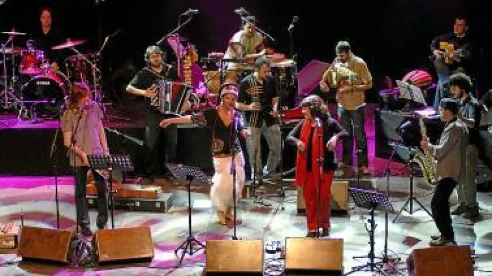 Biella Nuei y Azawan, en un concierto de 'Romper el muro'.