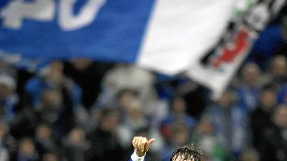 Raúl celebra el primero de sus goles contra el Colonia.