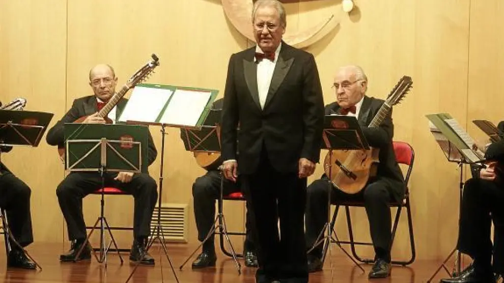 La orquesta Sertoriana Pulso y Púa fue la primera en salir al escenario, con Mariano Mairal.