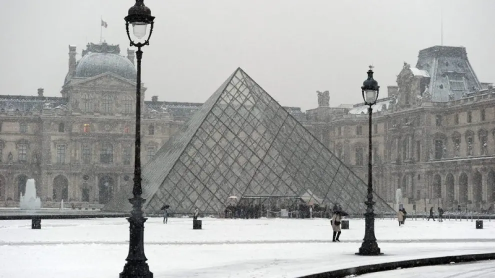 El Musel de Louvre de París, cubierto por la nevada que azota París