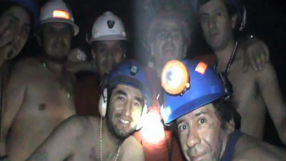 La historia de 33 mineros chilenos atrapados a 700 metros de profundidad conmocionó al mundo. Su rescate fue seguido en directo por millones de personas