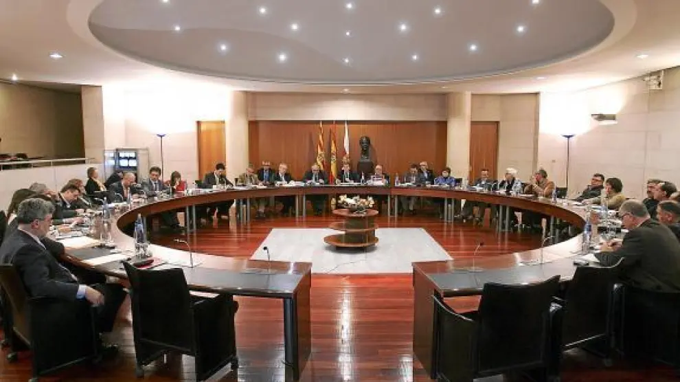 El pleno de la Diputación Provincial de Huesca ayer, durante el debate de los presupuestos.