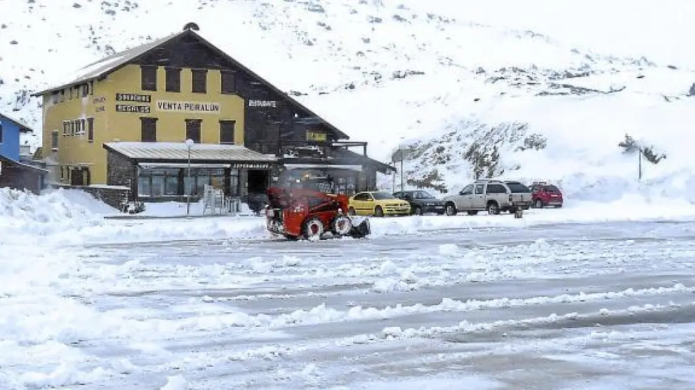 La nieve caída en el Portalet dificultó el tráfico toda la jornada y obligó a usar cadenas.