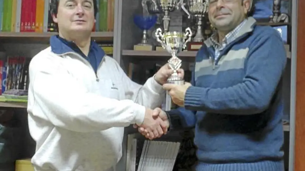 José Luis Pellicer, de la Aurora Estadilla, recibe un trofeo.