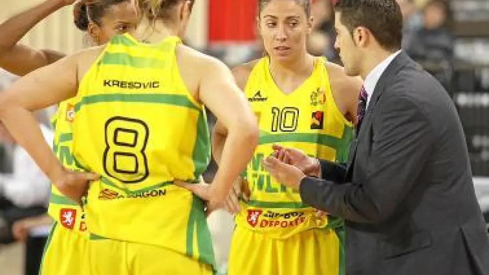 Víctor Lapeña habla con sus jugadoras durante un partido.