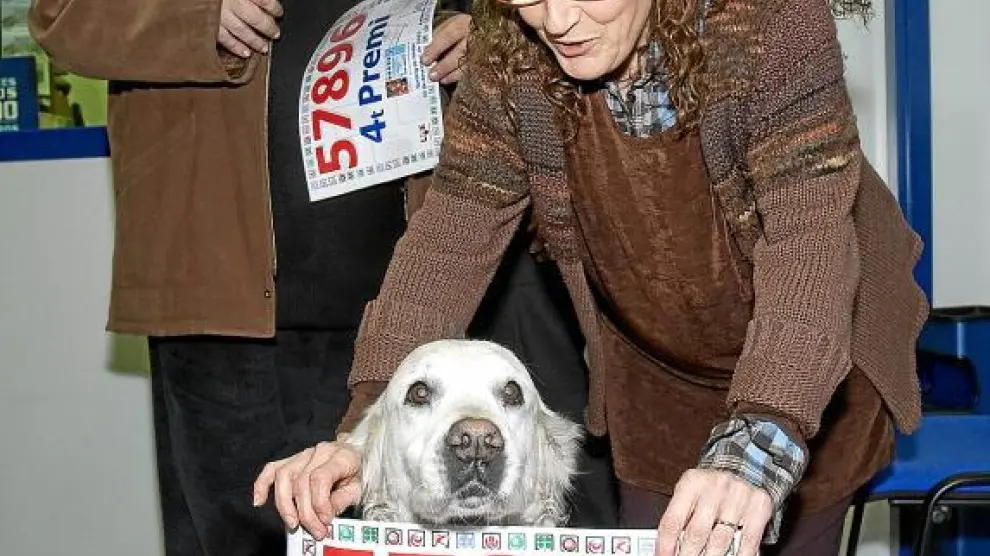La dueña de la Administración 271 de Barcelona, Ángels, muestra el cuarto premio con su perro.