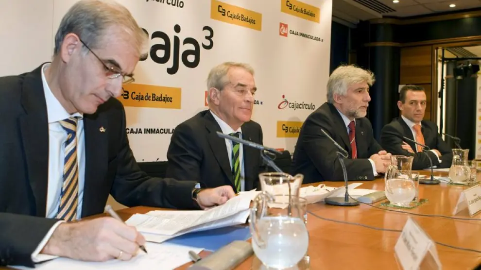 El presidente de la CAI, José María Pemán Gavín, firma la escritura en la presentación pública de Caja tres