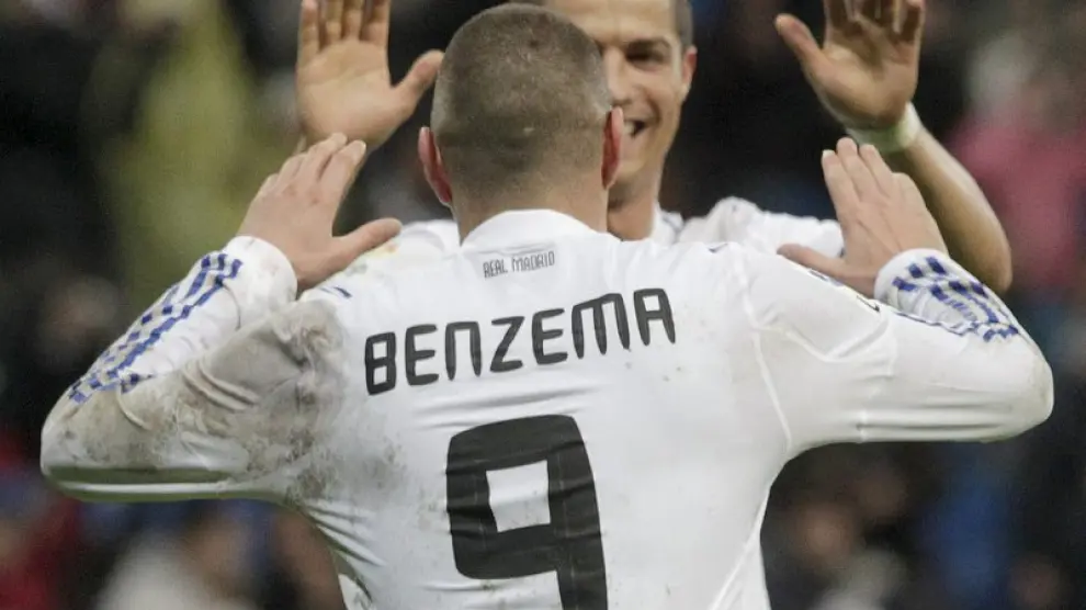 Benzema y Ronaldo se felicitan tras el séptimo gol.