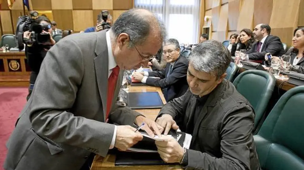 Juan Martín habla con Fernando Gimeno en el Ayuntamiento