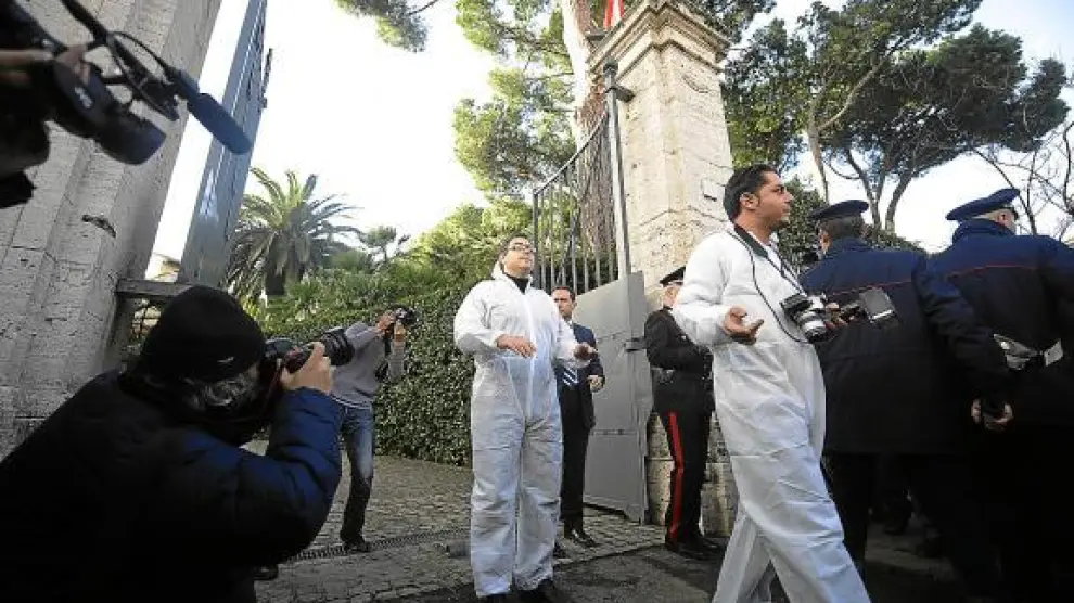 Dos policías trabajan en la embajada de Suiza en la capital italiana, ayer.