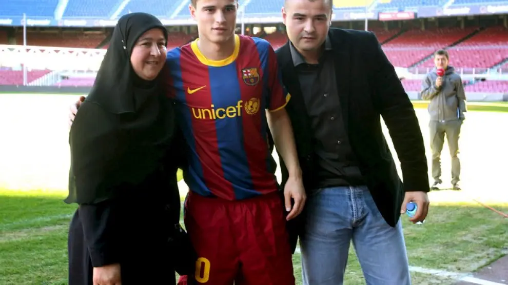 Afellay, con su madre Habiba y su hermano Ali, en su presentación con el Barça
