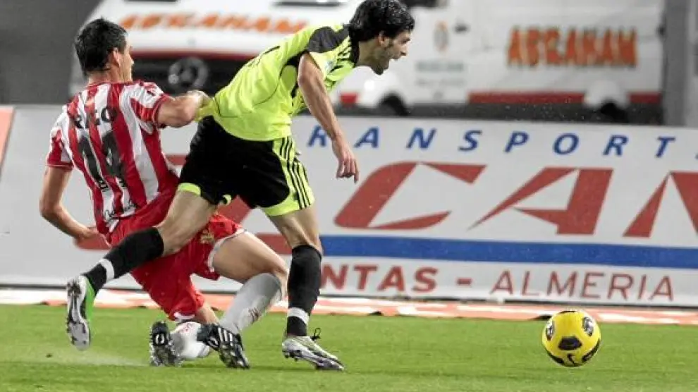 Rigo comete penalti sobre Ángel Lafita, el pasado 5 de diciembre, en el partido Almería-Real Zaragoza.