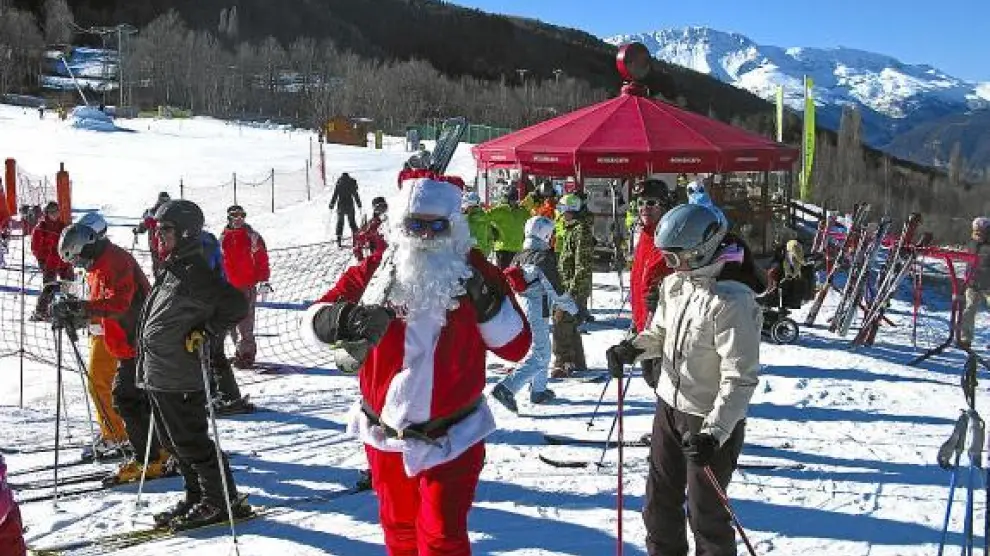 Hasta Papá Noel se animó ayer a celebrar la Navidad con los esquiadores en la estación de Cerler.