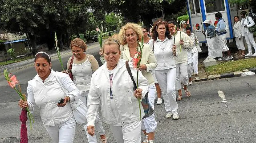 Esposas y familiares de disidentes encarcelados realizan su tradicional marcha por La Habana, ayer.