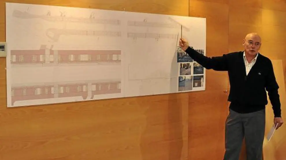 El concejal Joaquín Vera muestra sobre el plano el proyecto de reforma de la avenida de Madrid.