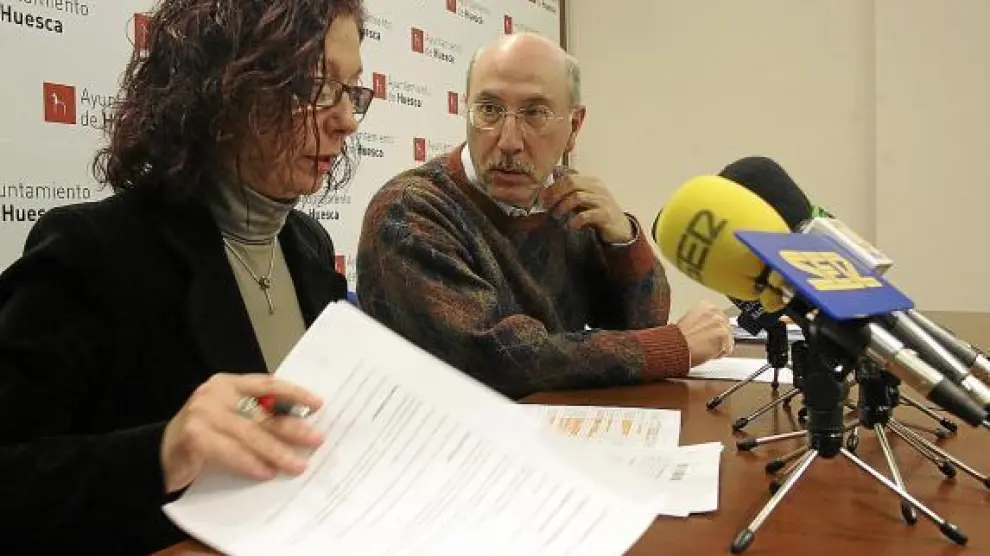 La concejal Carmen Cáceres y el portavoz del PSOE, Domingo Malo, presentaron las cuentas.