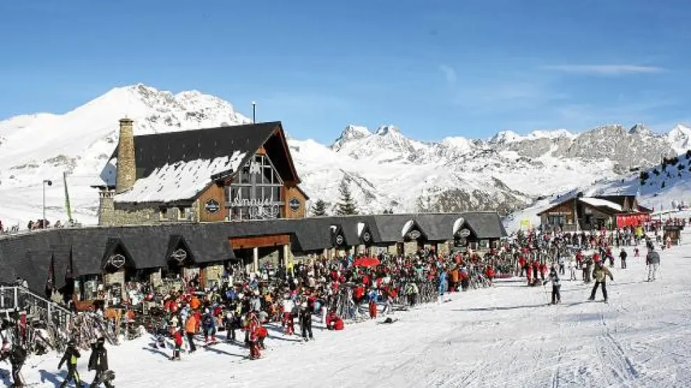Más de 10.000 esquiadores disfrutaron ayer de Formigal. En la foto, la abarrotada terraza de Anayet.