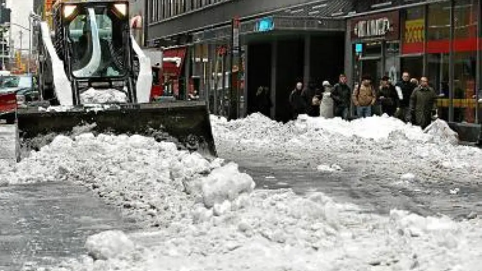 Un quitanieves limpia una calle de Nueva York, ayer.