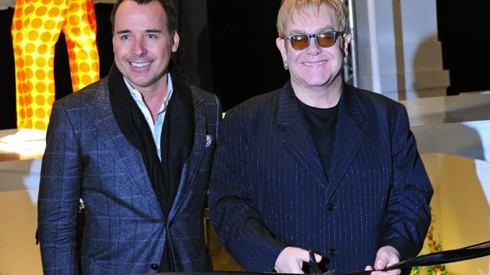 Elton John y su marido, David Furnish, en un acto público durante 2009
