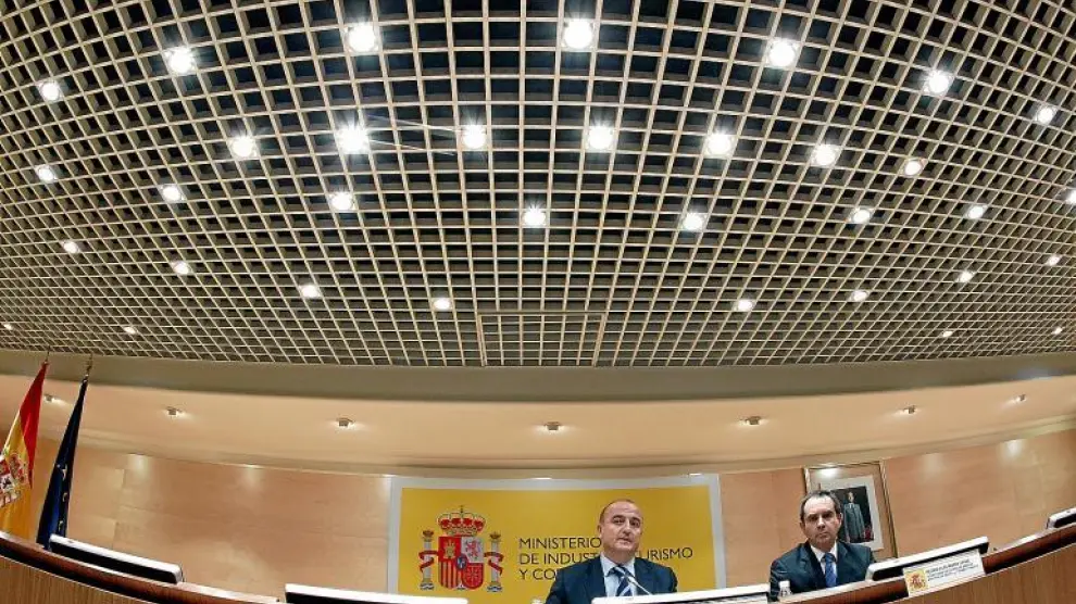 El ministro de Industria, Miguel Sebastián, ayer, junto al secretario de Estado de Energía, Pedro Luis Marín Uribe, en rueda de prensa.