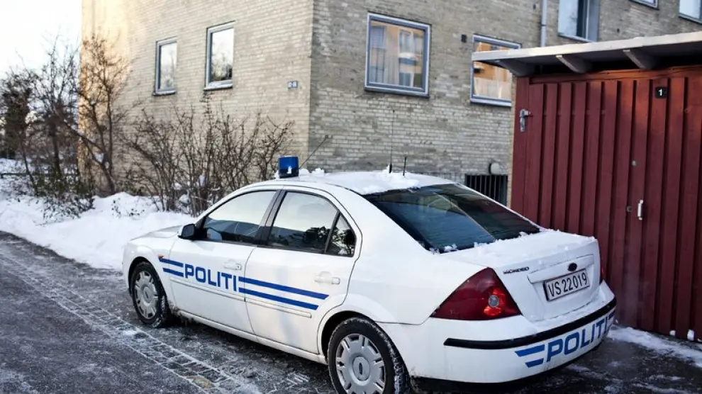 Un coche de policía aparcado junto a un edificio propiedad del diario danés 'Jyllands Posten'