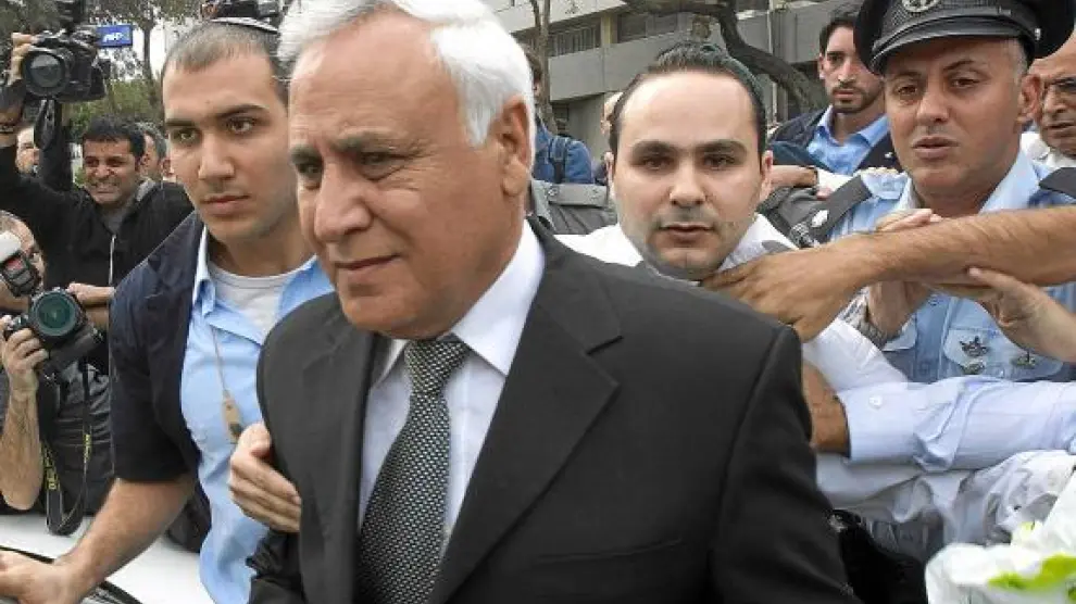 Katsav abandona el tribunal de Tel Aviv en medio de fuertes medidas de seguridad, ayer.