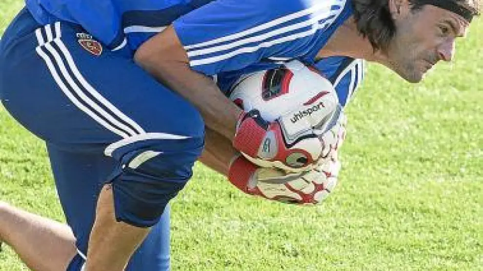 Franco bloca un balón en un entrenamiento.