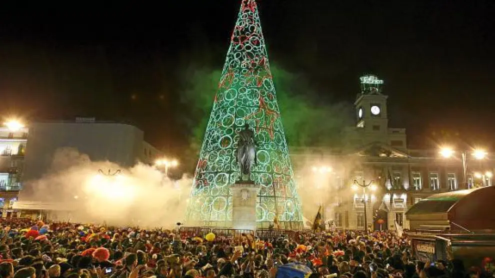 Miles de personas celebraron el fin de año en la Puerta del Sol de Madrid.