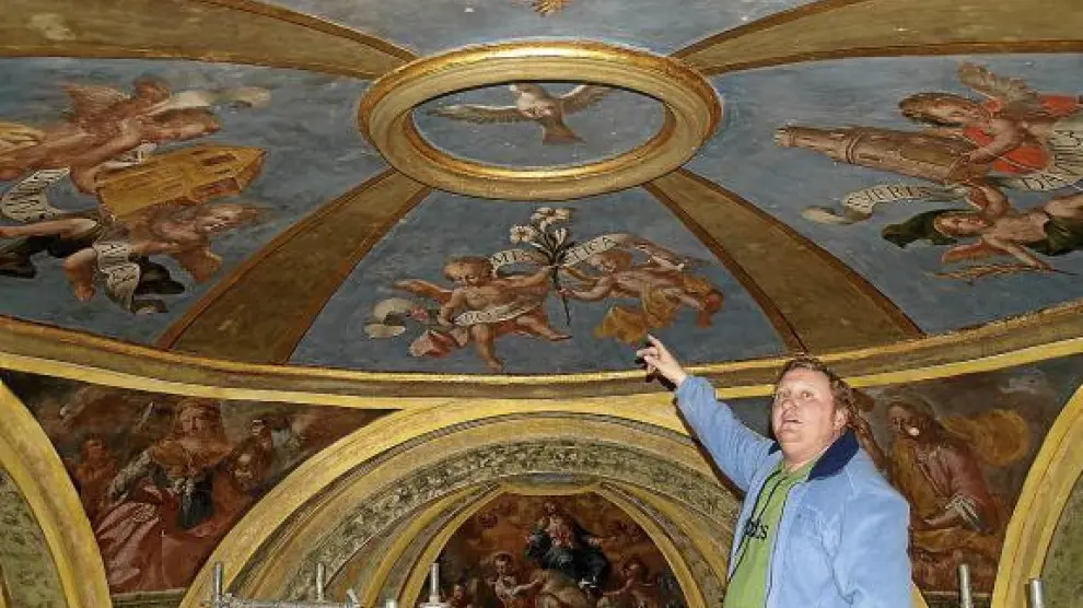 El presidente del patronato de la cofradía, junto a las pinturas restauradas en la cúpula del camarín.