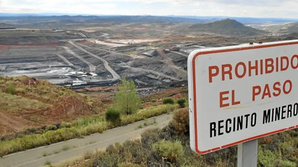 Explotaciones mineras a cielo abierto en el término municipal de Ariño.