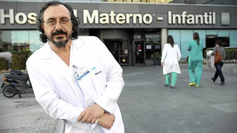 Santiago Yus, ayer en la puerta del hospital de La Paz, en Madrid.