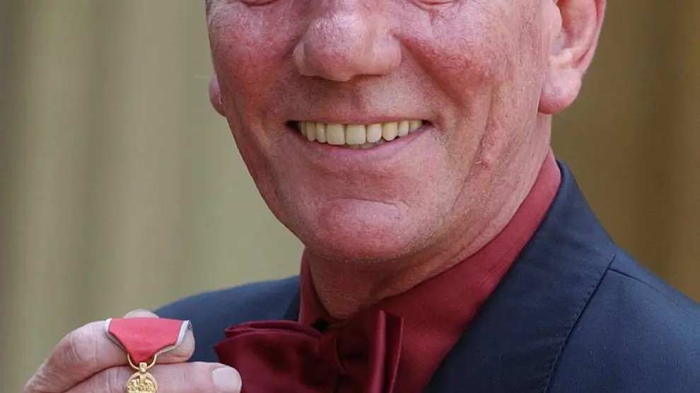 Pete Postlethwaite, tras recibir una distinción en el Palacio de Buckingham, en 2004